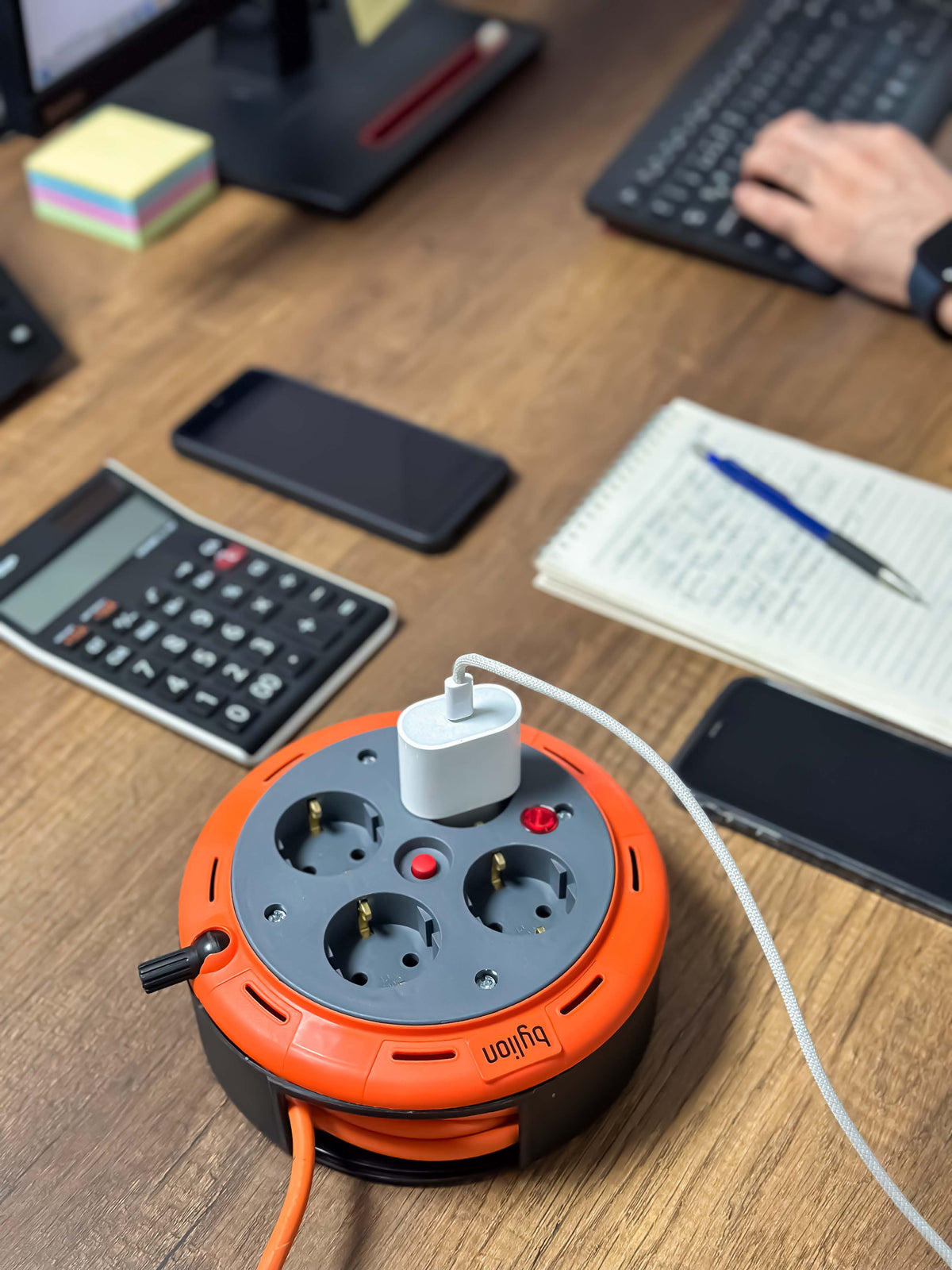 Câble de rallonge compact, avec 4 prises IP20 + USB + fusible thermique + protection enfant, câble 5m 3x1mm2, type français (broche), PHE-05310-E-USB